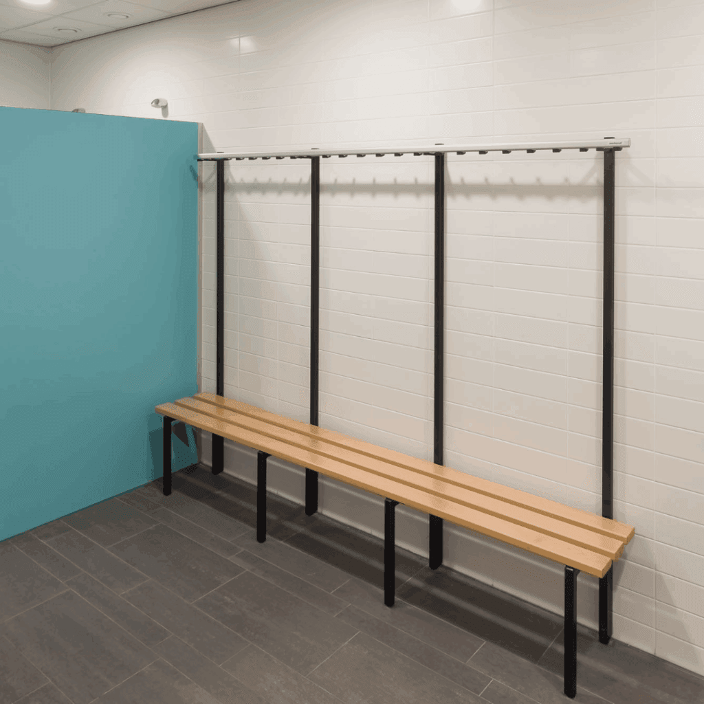 Zitbanken met garderoberek