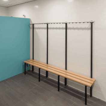 Zitbanken met garderoberek